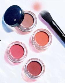 腮红膏吃瓜色,打造夏日清新妆容