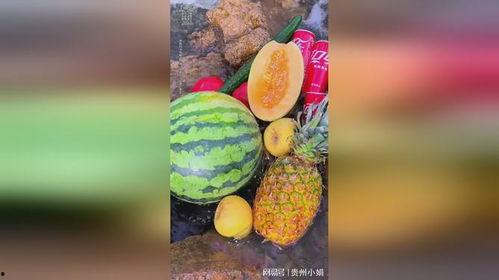 溪边吃瓜视频,夏日悠闲时光