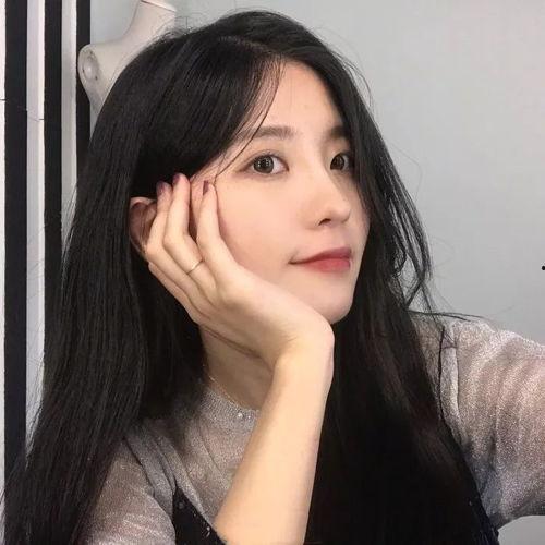 女生头像真人吃瓜,美女真人吃瓜，镜头下的清新瞬间