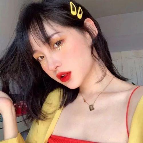 女生头像真人吃瓜,美女真人吃瓜，镜头下的清新瞬间