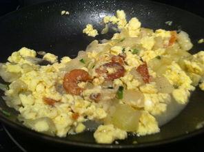 晚上吃瓜炒鸡蛋,美味炒鸡蛋，瓜香四溢的温馨晚餐