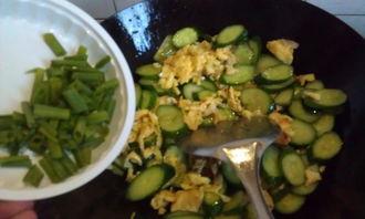 晚上吃瓜炒鸡蛋,美味炒鸡蛋，瓜香四溢的温馨晚餐