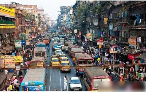 边吃瓜边看热闹