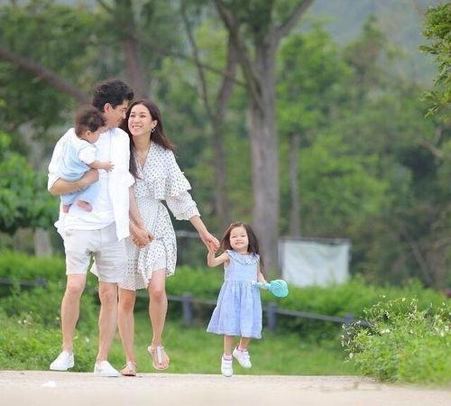 姐弟吃瓜拍照姿势图片,姐弟趣味拍照姿势大揭秘